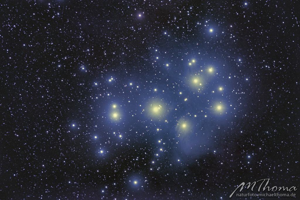 Plejaden - die Sieben Schwestern | Dies ist der Online-Shop von naturfoto.michaelthoma.de. Ich bin leidenschaftlicher Naturfotograf und fotografiere von der Andromedagalaxie bis zum Zwergtaucher, von der Ameise bis zum Orionnebel alles was mit Natur zu tun hat. Hier kann eine Auswahl meine - Realisiert mit Pictrs.com