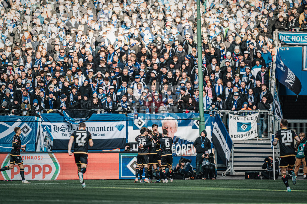 Fußball | Männer | Saison 2023/2024 | 2. Fußball-Bundesliga | 19. Spieltag | Hamburger SV vs. Karlsruher SC | 28.01.2024 | Der KSC jubelt über das erste Tor des Spiels von Igor Matanovic (#9, Karlsruher SC)