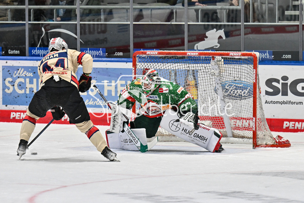 Augsburger Panther - Nürnberg Ice Tigers | Josef EHAM (Nürnberg Ice Tigers #44) scheitert mit seinem Penalty an Strauss MANN (Augsburger Panther #38) / DEL: Augsburger Panther - Nuernberg Ice Tigers, Curt Frenzel Stadion am 06.12.2024