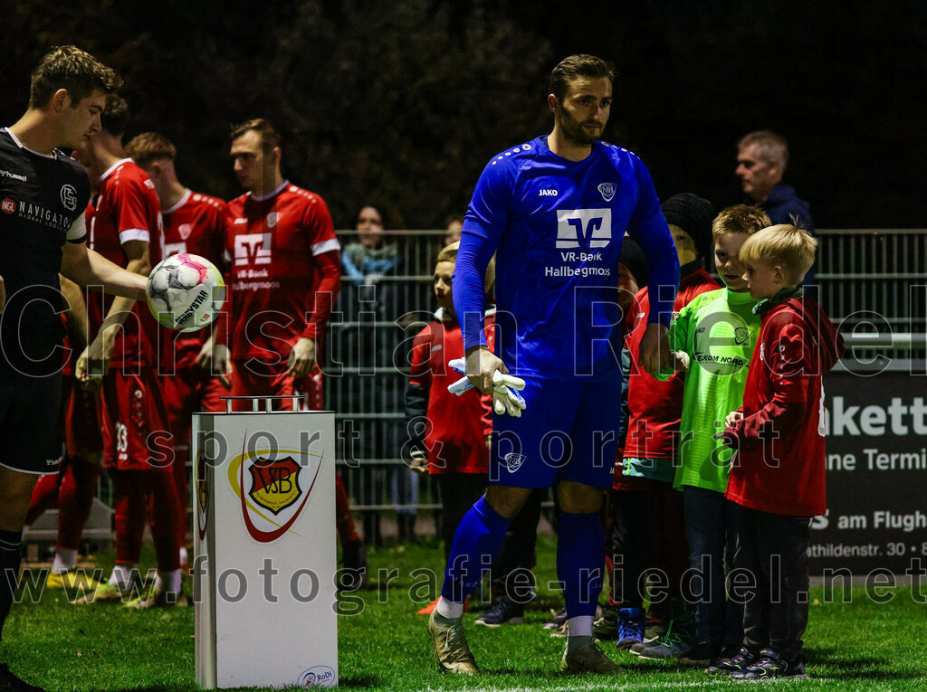 2023-10-27_013_VfB_Hallbergmoos_gegen_FC_Schwaig | Hallbergmoos, Deutschland, 27.10.2023:
Fußball, Landesliga Südost 2023 / 2024, 18. Spieltag, VfB Hallbergmoos gegen FC Schwaig, Endergebnis: 2:3

Torwart David Hundertmark (VfB Hallbergmoos, #1)

Foto: Christian Riedel / fotografie-riedel.net