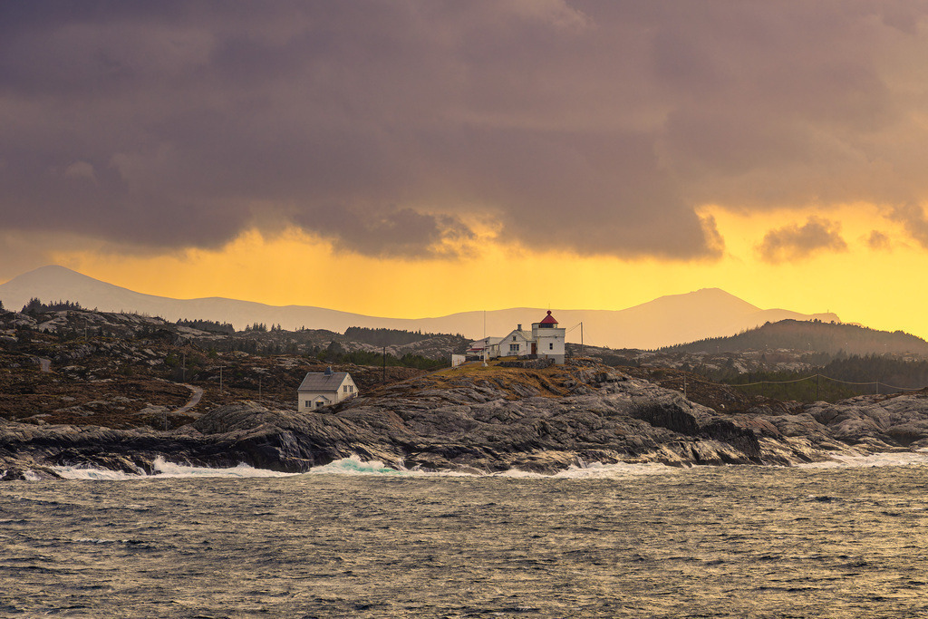 Berge, Felsen und Leuchtfeuer nahe Kristiansund in Norwegen | Berge, Felsen und Leuchtfeuer nahe Kristiansund in Norwegen.