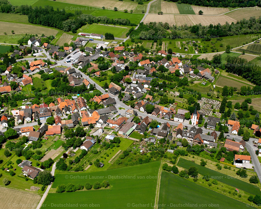 2626180 | DIERSHEIM 09.06.2006 Ortsansicht am Rande von landwirtschaftlichen Feldern und Nutzflächen  in Diersheim im Bundesland Baden-Württemberg, Deutschland // Village view on the edge of agricultural fields and land  in Diersheim in the state Baden-Wuerttemberg, Germany Foto: Gerhard Launer