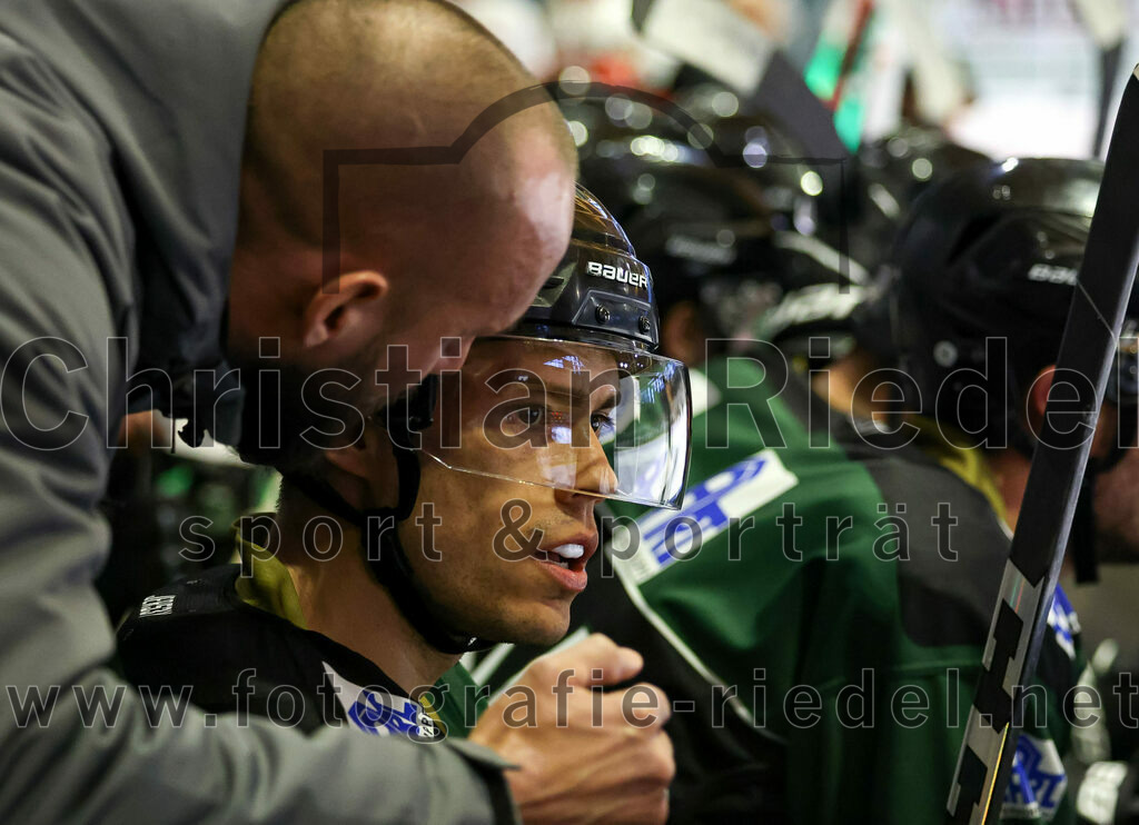 2023-03-19_036_TSV_Erding_gegen_TEV_Miesbach | Erding, Deutschland, 19.03.2023:
Eishockey, Bayernliga Playoffs 2022 / 2023, Halbfinale, TSV Erding gegen TEV Miesbach, Endergebnis: 

Teamchef Felix Schütz (Erding Gladiators), Mark Waldhausen (Erding Gladiators, #27)

Foto: Christian Riedel / fotografie-riedel.net