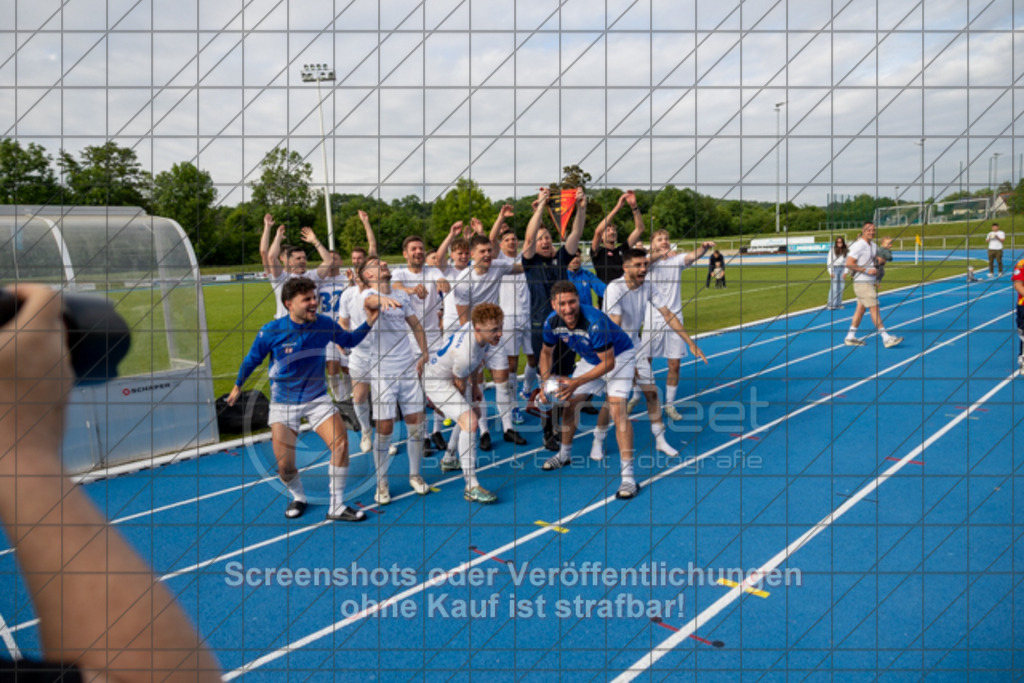 20250529_183907_0303 | #,  VfL Kirchheim (blau) vs. 1.FC Eislingen (weiß), Fußball, Bezirkspokal Finale - Bezirk Neckar/Fils, 2024/2025, Rasenplatz VfL Stadion Kirchheim, Jesinger Straße 105, 73230 Kirchheim, 29.05.2025 - 16:30 Uhr,Foto: PhotoPeet-Sportfotografie/Peter Harich