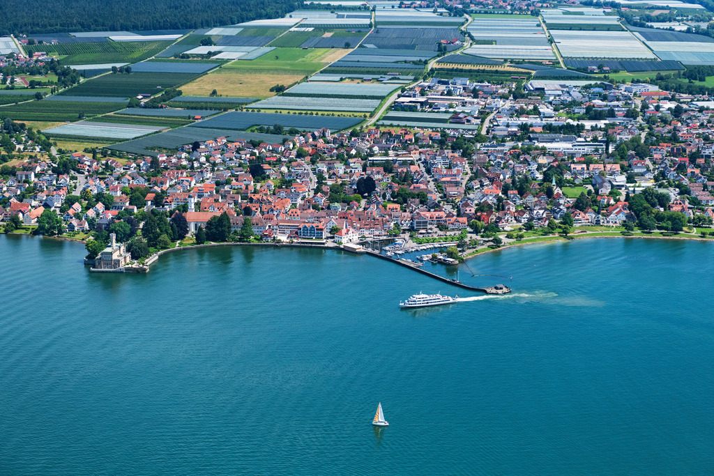 dr__0044057.jpg | LANGENARGEN 18.06.2024 Stadtansicht des Innenstadtbereiches an den Uferbereichen des Bodensee an der Obere Seestraße in Langenargen am Bodensee im Bundesland Baden-Württemberg, Deutschland. // City view of the downtown area on the shore areas of Lake of Constance on street Obere Seestrasse in Langenargen at Bodensee in the state Baden-Wuerttemberg, Germany. Foto: Daniel Reiter