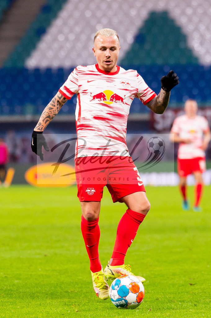 RBLLEV20211128_095 | Fussball, Herren: Jose Angelino (RB Leipzig) in Aktion, am Ball, Einzelaktion bei dem Spiel der 1. Bundesliga zwischen RB Leipzig und Bayer 04 Leverkusen in der Red Bull Arena am 28.11.2021 in Leipzig, Deutschland.DFB / DFL REGULATIONS PROHIBIT ANY USE OF PHOTOGRAPHS AS IMAGE SEQUENCES AND/OR QUASI-VIDEO. - Realisiert mit Pictrs.com