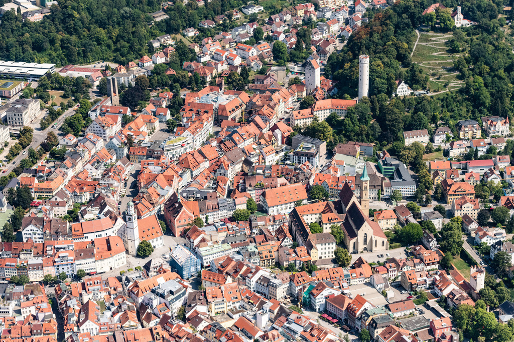 dr__0016033.jpg | RAVENSBURG 03.08.2018 Altstadtbereich und Innenstadtzentrum in Ravensburg schon von weitem locken die vielen Türme der alten Handelsstadt. Mehr als ein Dutzend haben Ravensburg als Stadt der Türme und Tore bekannt gemacht. Die meisten wurden im 14. und 15. Jahrhundert errichtet, im Bundesland Baden-Württemberg, Deutschland. // Old Town area and city center Schon von weitem locken die vielen Tuerme of alten Handelsstadt. Mehr als ein Dutzend haben Ravensburg als Stadt of Tuerme and Tore bekannt gemacht. Die meisten wurden in 14. and 15. Jahrhanoft errichtet. in Ravensburg in the state Baden-Wurttemberg, Germany. Foto: Daniel Reiter