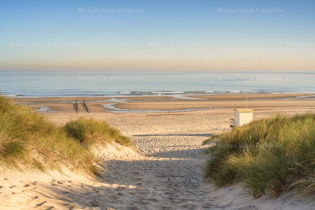 Nordseestrand zwischen Westkapelle und Domburg | Zwischen Westkapelle und Domburg erstreckt sich einer der charakteristischen Küstenabschnitte Zeelands. Der weite Sandstrand, die sanften Dünen und die offene Nordsee schaffen eine beeindruckende Landschaft voller Ruhe und Weite.Der Blick über den Strand bis zum Horizont vermittelt ein Gefühl von Freiheit und unendlicher Ferne. Die natürliche Schönheit der zeeländischen Küste macht dieses Motiv zu einer zeitlosen Aufnahme der niederländischen Nordsee – reduziert, ruhig und authentisch.Ein stimmungsvolles Landschaftsfoto für alle, die die Weite des Meeres, endlose Sandstrände und die besondere Atmosphäre der Küste von Zeeland lieben. - Realisiert mit Pictrs.com