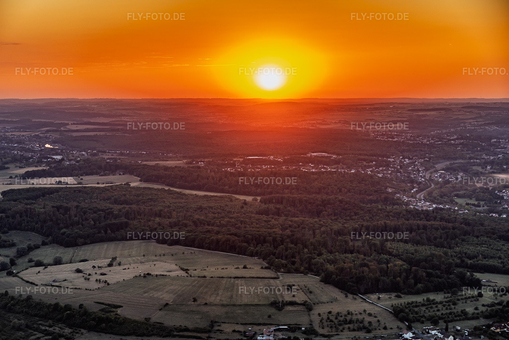 Luftbild: Sonnenuntergang über Saargemünd im Ortsteil Zone Industrielle du Grand Bois in Saargemünd im Bundesland Moselle in Frankreich. – Foto: IMG_158628.jpg vom 14.08.2026 durch Werner Riehm/FLY-FOTO.de – Auflösung des Originals: 6000 x 4000 px
