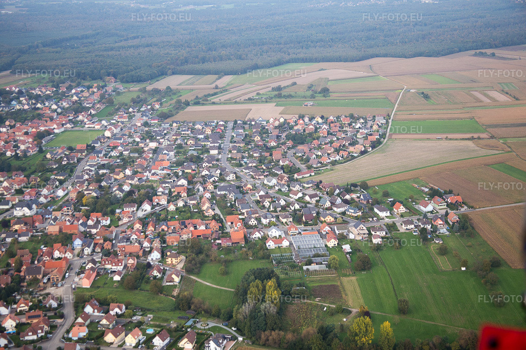 Vue aérienne: Vue de la ville à Weitbruch dans le département Bas Rhin, France. Photo: IMG_074226.jpg prise le 04/10/2014 par Werner Riehm/FLY-FOTO.euRésolution de l'original: 5472 x 3648 px