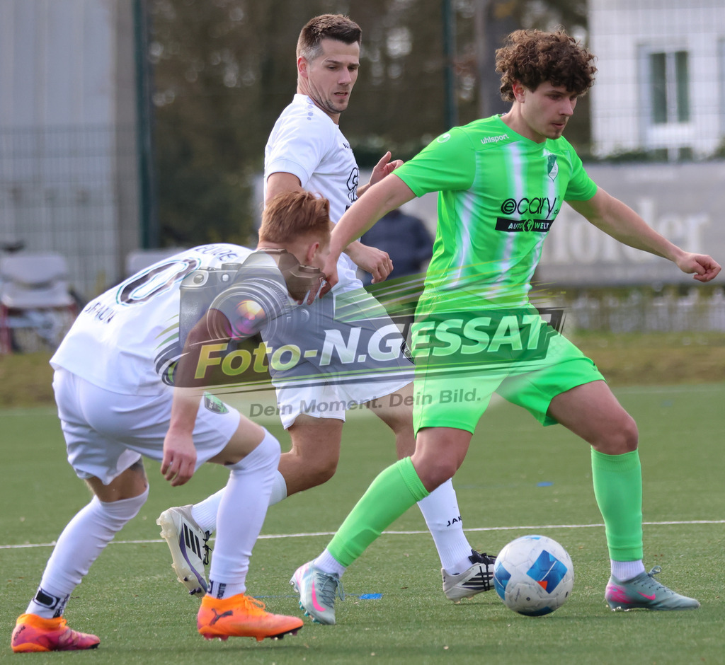 SC Bünde - TuS Ahmsen | Auf dem Bild zu sehen: weiß SC Bünde v.l.: Nick Braun, Christian Selmke ; grün TuS Ahmsen: Alexander LöwenSC Bünde, TuS Ahmsen, Saison 25/26, Bezirksliga, Deutschland - Realisiert mit Pictrs.com