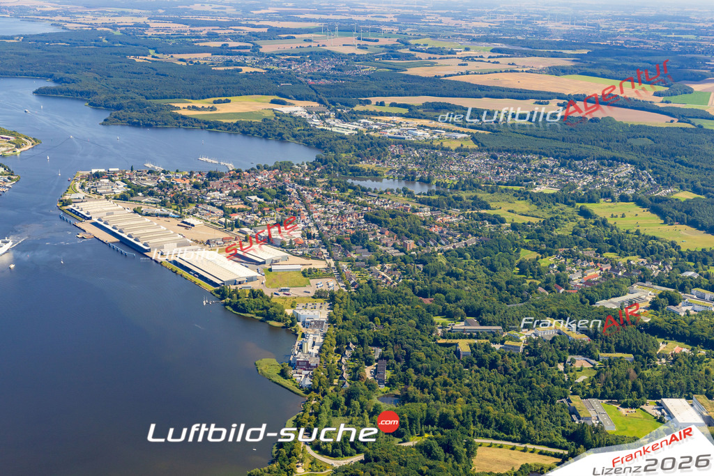 Schöne Luftaufnahme als Geschenk in Schlutup Lübeck - Die Luftbildaufnahme wurde 2025 vom UL-Flugzeug heraus erstellt ( keine Drohne ) - Hochauflösende Luftaufnahme -Nicht vergleichbar mit Google Maps oder Satelittenbilder- Die Geschenkidee !Mit Lizenz und Bildrechte bestellbar