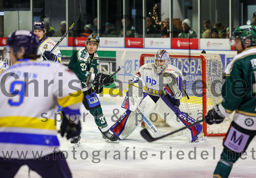 2025-12-05_114_TSV_Erding_gegen_Stuttgart_Rebels | Erding, Deutschland, 05.12.2025:Eishockey, Oberliga Süd 2025 / 2026, 23. Spieltag, TSV Erding gegen Stuttgart Rebels, Endergebnis: 5:6Thomas Matheson (Erding Gladiators, #37), Kimi Saffran (Stuttgart Rebels, #53)Foto: Christian Riedel / fotografie-riedel.net