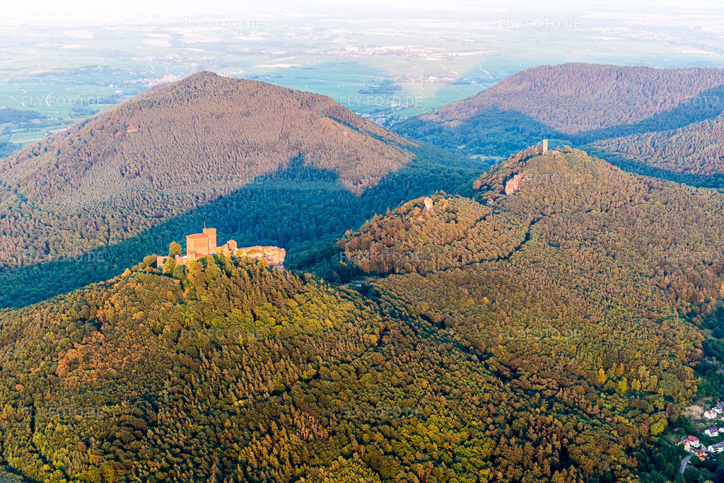 Luftbild: Die 3 Burgen Trifels, Anebos und Münz im Ortsteil Bindersbach in Annweiler im Bundesland Rheinland-Pfalz in Deutschland. Foto: IMG_109280.jpg vom 27.07.2018 durch Werner Riehm/FLY-FOTO.de