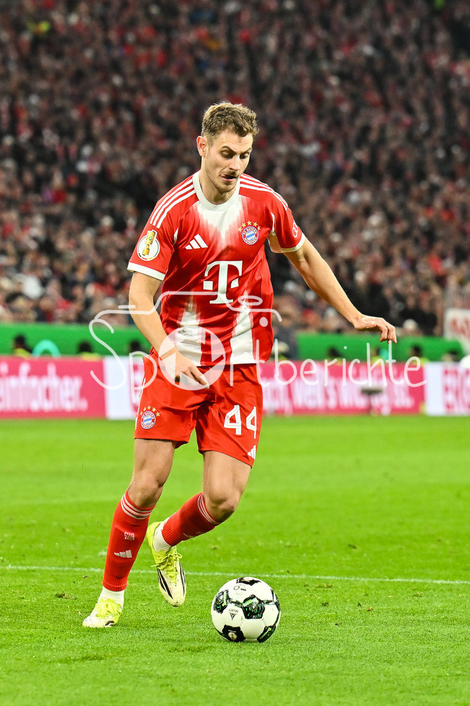 FC Bayern München - RB Leipzig | MUNICH, GERMANY - 11. FEBRUARY: AM BALL Josip STANISIC (FC Bayern Munich 44) / Einzelfoto / Freisteller während dem Spiel zwischen dem FC Bayern München und RB Leipzig beim Viertelfinale des DFB-Pokales in der Allianz Arena