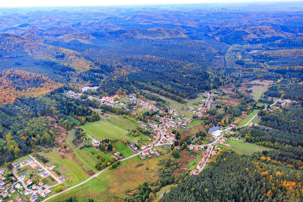 Vue aérienne: Le quartier de Neunhofen, vu du nord-est à Dambach dans le département Bas Rhin, France – .Photo: IMG_084657.jpg prise le 23/10/2015 par Werner Riehm/FLY-FOTO.eu – Résolution de l'original: 5472 x 3648 px