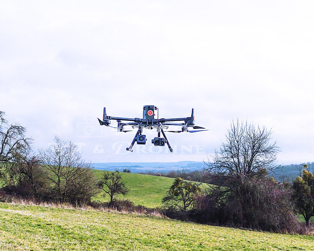 DJI Matrice M300RTK-112309149 | DJI Matrice M300RTK ist ein Allrounder und mit 9 Kg ziemlich schwer. - Realisiert mit Pictrs.com