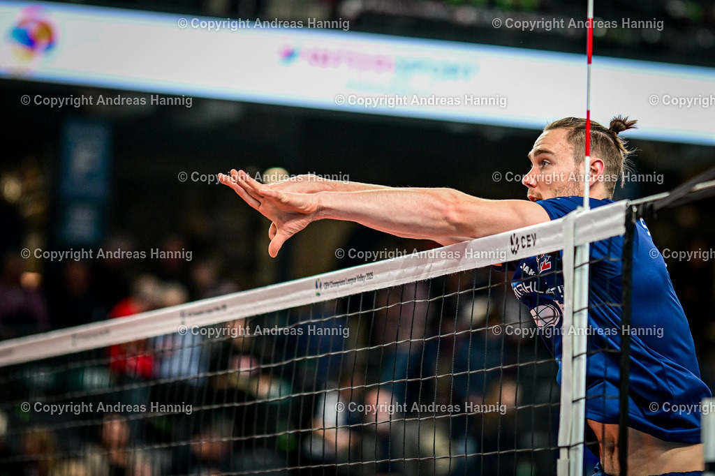 Volleyball I Herren I Saison 2024-2025 I Champions League Volley | Simon Torwie (1, SVG Lüneburg) beim warm up - Realisiert mit Pictrs.com