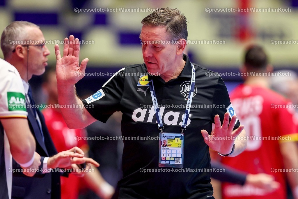 EHF22012601155 | 22.01.2026, Handball, Men's EHF EURO 2026, Deutschland - Portugal, Jyske Bank Boxen in Herning, Dänemark, Main Round: Headcoach Alfred Gislason (Germany #hc) gestikulierend am Spielfeldrand  