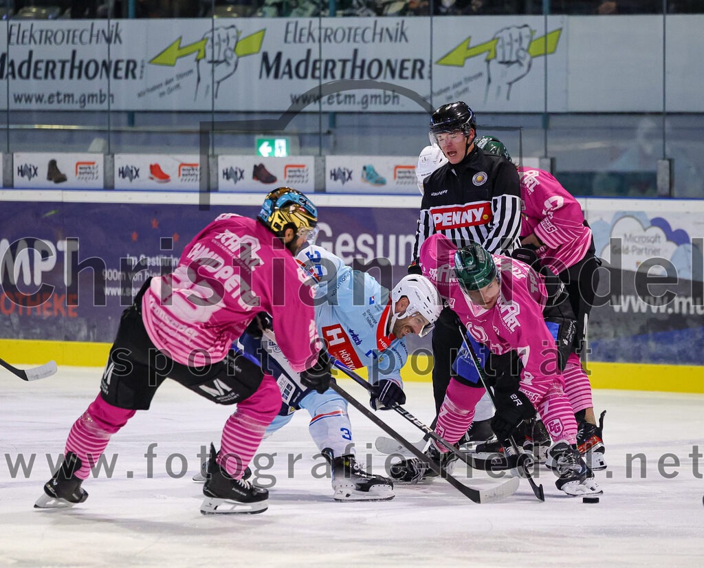 2025-10-05_037_TSV_Erding_gegen_Heilbronner_Falken | Erding, Deutschland, 05.10.2025:Eishockey, Oberliga Süd 2025 / 2026, 6. Spieltag, TSV Erding gegen Heilbronner Falken, Endergebnis: 3:1Marc Schmidpeter (Erding Gladiators, #33), Frederik Cabana (Heilbronner Falken, #37), Louis Trattner (Erding Gladiators, #7)Foto: Christian Riedel / fotografie-riedel.net