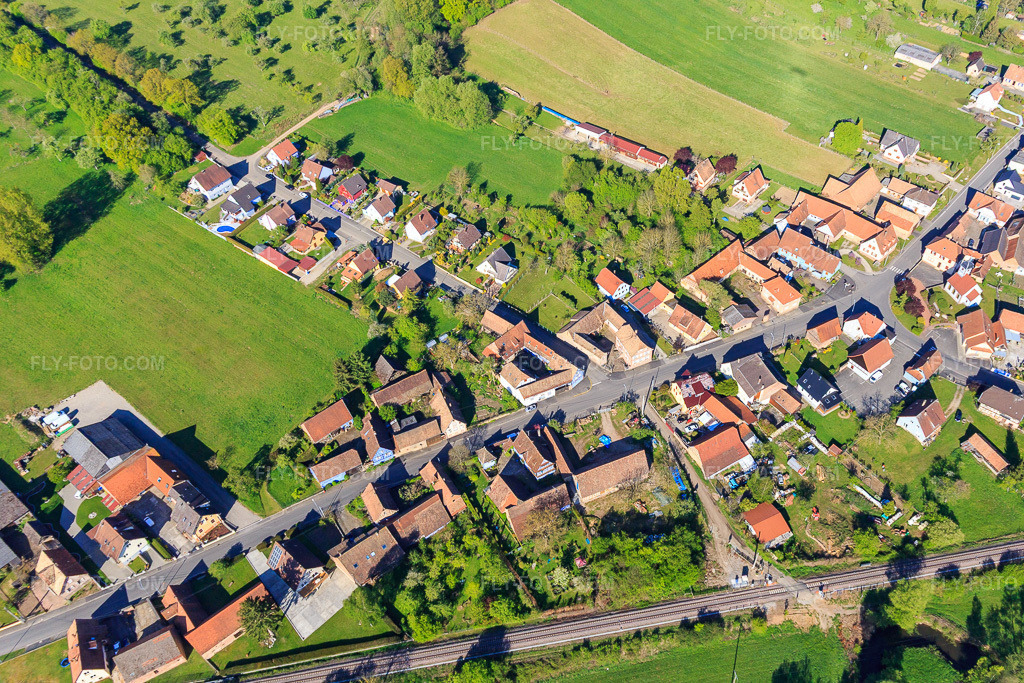 Aerial view: Rue Principale x Rue de Mietsheim in Uttenhoffen in the state Bas-Rhin, France. – Photo: IMG_099427.jpg taken on 04/30/2017 by Werner Riehm/FLY-FOTO.com – Resolution of the original: 4729 x 3153 px