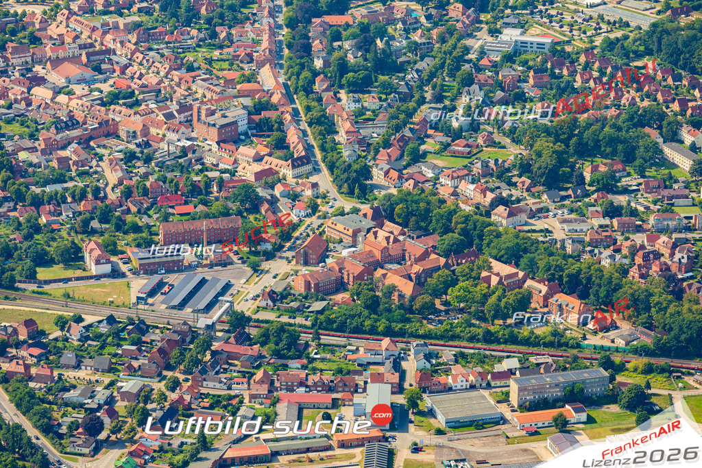 Luftbild der Stadt Ludwigslust - Die Luftaufnahme wurde 2025 vom UL-Flugzeug heraus erstellt ( keine Drohne ) - Hochauflösende Luftaufnahme - für professionelle Ausdrucke geeignet. Die Geschenkidee !Hier alle&nbsp;Infos zur Lizenzierung der LuftaufnahmeWir fliegen auch dieses Jahr wieder in Ihre Region um Luftbilder zu erstellen.- Luftbild anfragen
