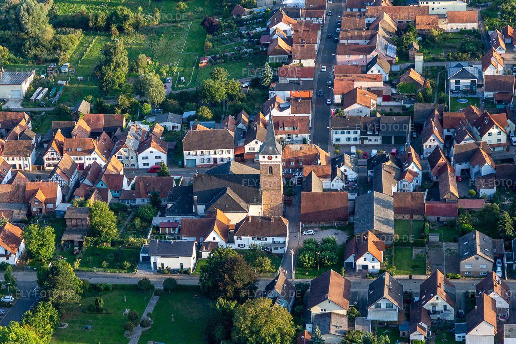 Luftbild: Pfarrkirche St. Leon im Ortsteil Schaidt in Wörth im Bundesland Rheinland-Pfalz in Deutschland. Foto: IMG_129358.jpg vom 12.09.2021 durch Werner Riehm/FLY-FOTO.de