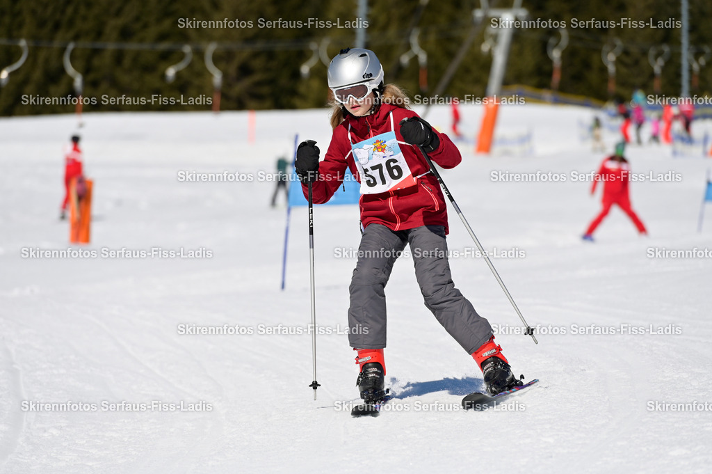 SRF_27.02.2026_598 | Skirennfotos,Serfaus,Fiss,Ladis,Kinderskirennen,Winter,Tirol,Oberland,skirace,SFL,feelfree,weil wir's genießen,ski,Ski,skifahren,Sonnenplateau, - Realisiert mit Pictrs.com