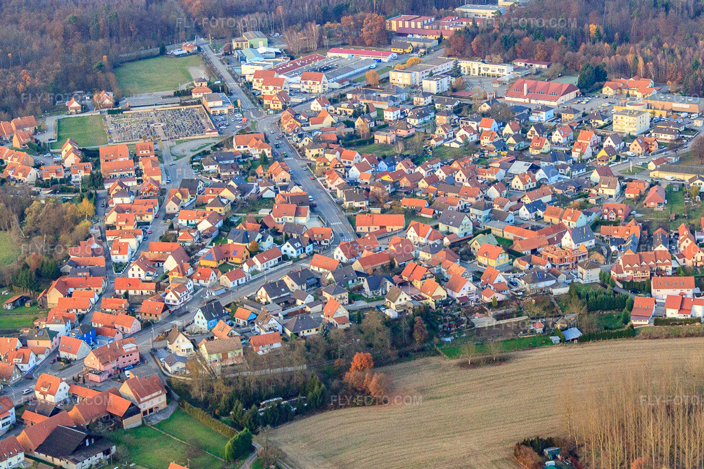 Aerial view: View of the town from the south in Seltz in the state Bas-Rhin, France. – Photo: IMG_22954.jpg taken on 11/21/2009 by Werner Riehm/FLY-FOTO.com – Resolution of the original: 4468 x 2979 px