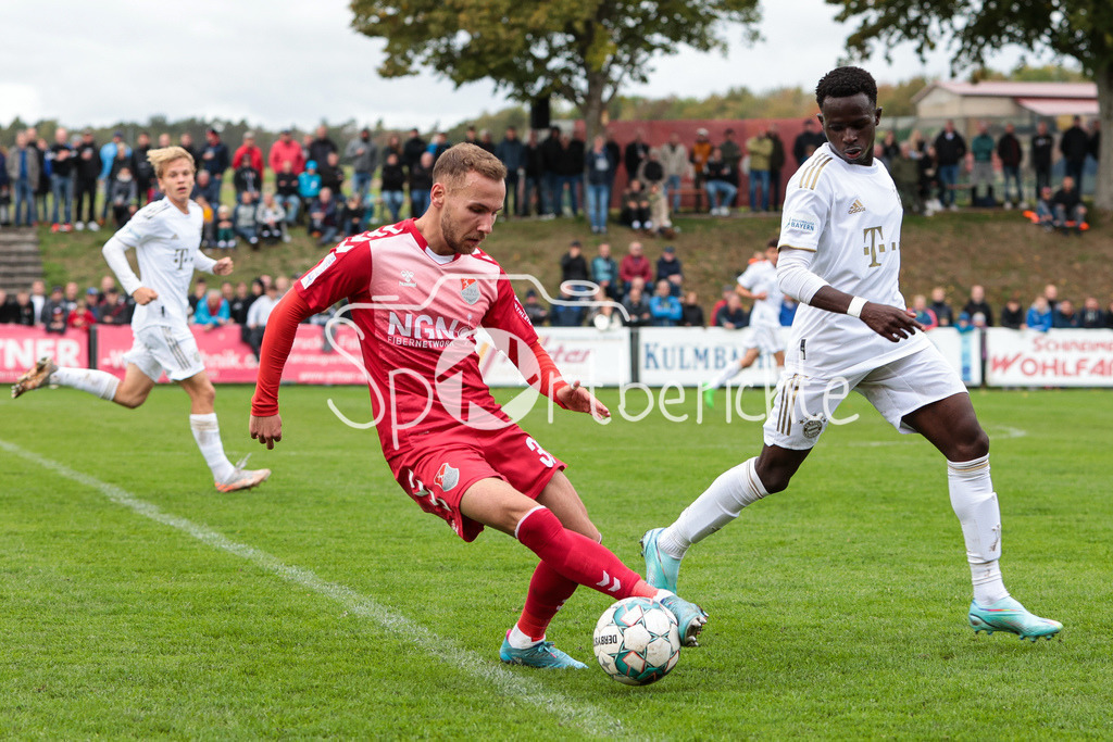 TSV Aubstadt - FC Bayern Amateure | Mamin SANYANG (FCB #26) im Duell mit Leon HEINZE (TSV #31)
