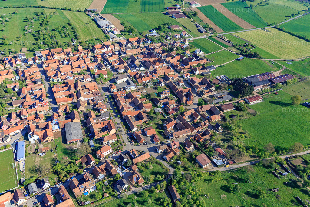 Vue aérienne: Rue Principale depuis le sud à Uhrwiller dans le département Bas Rhin, France – .Photo: IMG_099448.jpg prise le 30/04/2017 par Werner Riehm/FLY-FOTO.eu – Résolution de l'original: 5147 x 3431 px