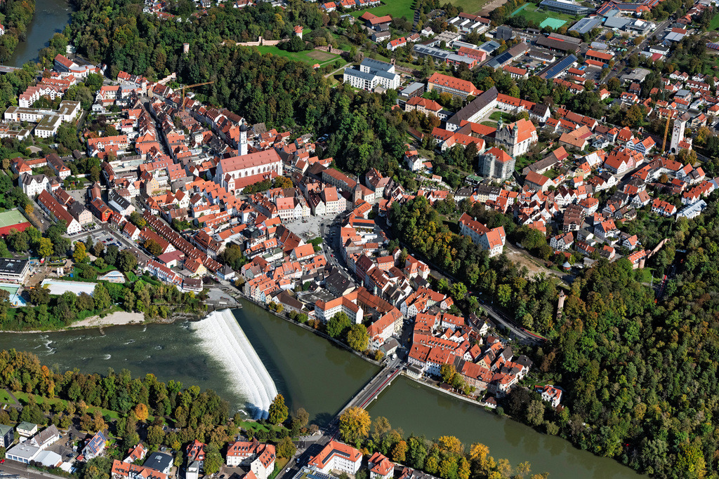dr__0056177.jpg | LANDSBERG AM LECH 07.10.2024 Altstadtbereich und Innenstadtzentrum in Landsberg am Lech mit Lechwehr im Bundesland Bayern, Deutschland. // Old Town area and city center in Landsberg am Lech in the state Bavaria, Germany. Foto: Daniel Reiter