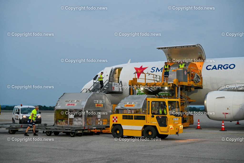DHL Hoersching_ Warehouse_ Pakete_ Flugzeugbeladung_ 26.06.2023-83 | 26.06.2023, Linz Hoersching, AUT, DHL Hoersching, Warehouse, Flugzeugbeladung Pakete, im Bild Frachtflugzeug wird mit Frachtcontainer beladen