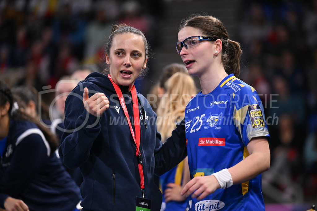 Kloten-Dietlikon Jets vs Skorpion Emmental Zollbrück - 15. April 2023 | Kloten-Dietlikon Jets vs Skorpion Emmental Zollbrück
Stimo Arena, Kloten
Headcoach Julia Suter mit Gentiana Behluli (#25 Kloten-Dietlikon Jets).
Bild: Sportfotografie Markus Aeschimann | www.markus-aeschimann.ch - Realisiert mit Pictrs.com