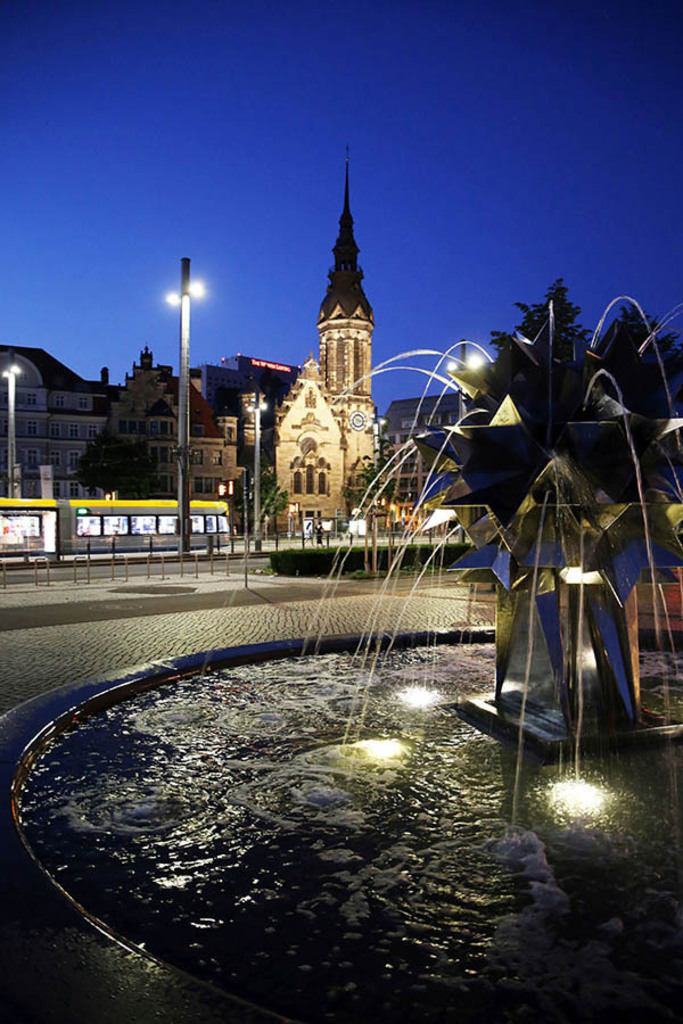 Foto: Leipzig - Pusteblumen-Brunnen bei Nacht | Das Team hinter BILDLEXIKON LEIPZIG bündelt historische wie aktuelle Informationen über die Stadt Leipzig in Text und Bild auf einer Plattform und stellt diese der interessierten Öffentlichkeit zur Verfügung.