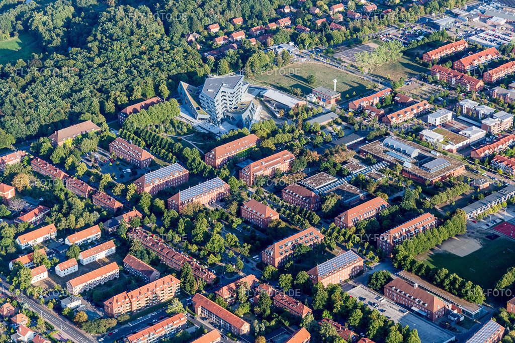 Campus- Universitäts- Bereich Zentralgebäude Leuphana Universität Lüneburg vom Architekt Libeskind | Luftbild: Campus- Universitäts- Bereich Zentralgebäude Leuphana Universität Lüneburg vom Architekt Libeskind im Ortsteil Bockelsberg in Lüneburg im Bundesland Niedersachsen in Deutschland. Foto: IMG_110689.jpg vom 22.08.2018 durch Werner Riehm/FLY-FOTO.de - Realisiert mit Pictrs.com