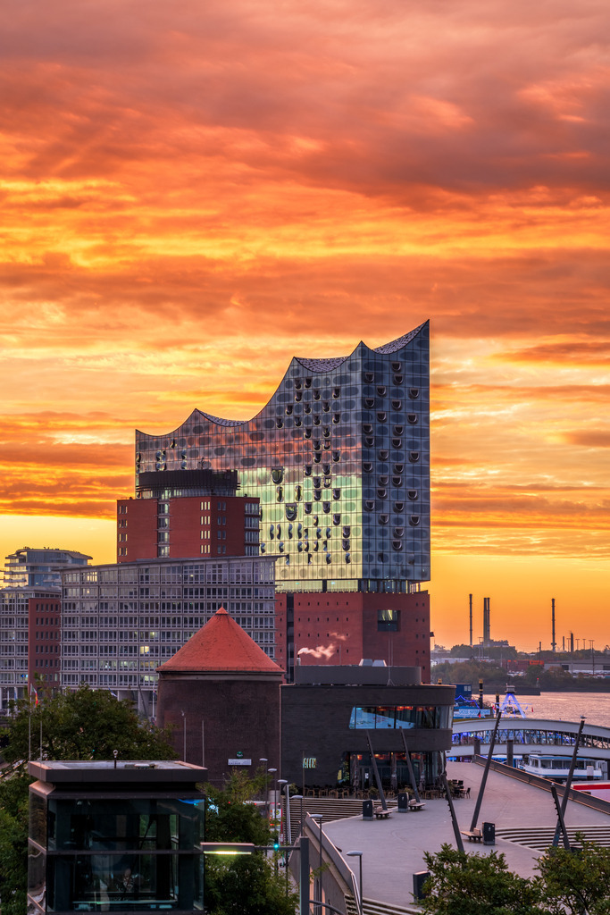 10260404 - Elbphilharmonie im Morgenrot | Blick auf die Elbphilharmonie vor einem spektakulären Sonnenaufgang.