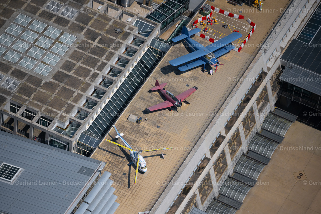 4046326 | STUTTGART 19.07.2021 Flugzeug auf der Besucherterrasse auf dem Flugplatz - Flughafen in Stuttgart im Bundesland Baden-Württemberg, Deutschland. // Aircraft auf of Besucherterrasse on the airport in Stuttgart in the state Baden-Wuerttemberg, Germany. Foto: Gerhard Launer
