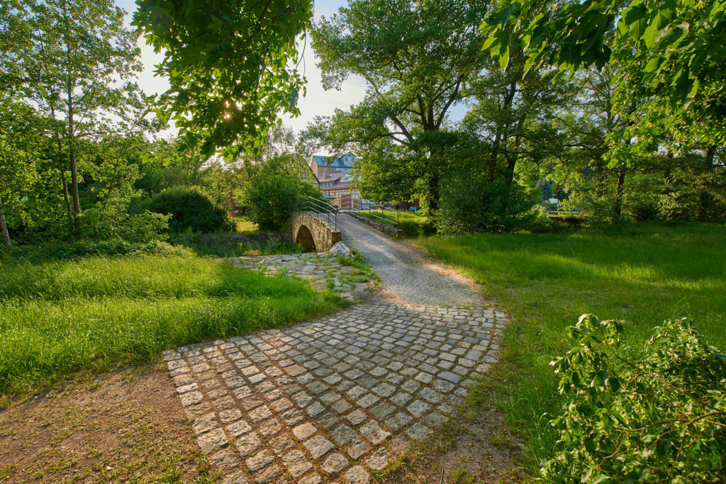 Blick von der Langen Leithe über eine denkmalgeschützte Triebischbrücke aus dem 18. Jh. zur Mühle Miltitz_ 480_ Triebisch | Fotos als Raumschmuck - Realisiert mit Pictrs.com