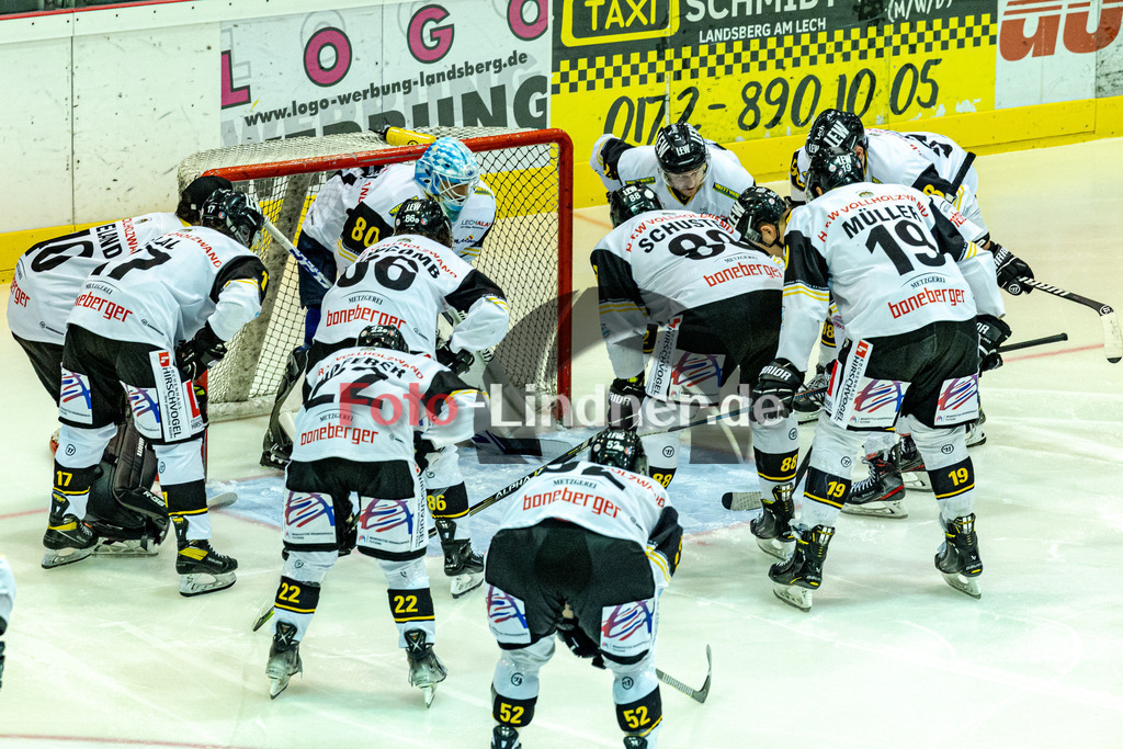 HC Landsberg Riverkings vs EA Schongau Mammuts | Eishockey Bayernliga 2023/2024, HC Landsberg Riverkings vs EA Schongau Mammuts,
Zusammenkuft vor dem Start,
2023-11-10 in Peißenberg (Eisstadion)
88 Mathias Schuster (Mammuts 88), 19 Matthias Müller (Mammuts 19), 17 Stefan Saal (Mammuts 17), 40 Philipp Wieland (Mammuts Goali 40)
Copyright: WolfgangxLindner foto-lindner.de