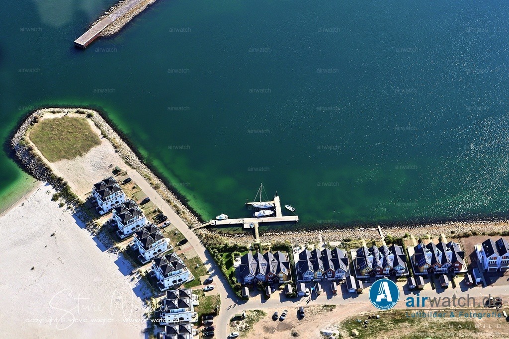 Olpenitz am Yachthafen ist ein modernes OstseeResort - Luftbild | Olpenitz am Yachthafen ist ein modernes OstseeResort direkt am Schlei-Fjord in Schleswig-Holstein, das sich als attraktives Ziel für Urlauber und Segler gleichermaßen eignet. Der Yachthafen bietet sichere Liegeplätze, eine gut ausgestattete Marina und einen direkten Zugang zur Ostsee, umgeben von Ferienwohnungen und Ferienhäusern mit gehobener Ausstattung. Die Lage macht es ideal für einen entspannten Nordsee- oder Ostsee-Urlaub mit Fokus auf Natur, Wasser und Komfort.