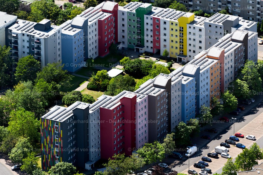 4035968 | BRAUNSCHWEIG 31.07.2020 Hochhäuser im Wohngebiet einer industriell gefertigten Plattenbau- Siedlung an der Recknitzstraße im Ortsteil Weststadt in Braunschweig im Bundesland Niedersachsen, Deutschland. // Skyscrapers in the residential area of industrially manufactured settlement on street Recknitzstrasse in the district Weststadt in Brunswick in the state Lower Saxony, Germany. Foto: Gerhard Launer