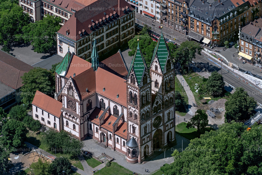 4033064 | FREIBURG IM BREISGAU 30.06.2020 Kirchengebäude " Herz Jesu " an der Straße Amalie-Gramm-Weg im Ortsteil Stühlinger in Freiburg im Breisgau im Bundesland Baden-Württemberg, Deutschland. Weiterführende Informationen bei: Katholische Seelsorgeeinheit Freiburg Mitte. // Church building " Herz Jesu " on street Amalie-Gramm-Weg in the district Stuehlinger in Freiburg im Breisgau in the state Baden-Wuerttemberg, Germany. Further information at: Katholische Seelsorgeeinheit Freiburg Mitte. Foto: Gerhard Launer