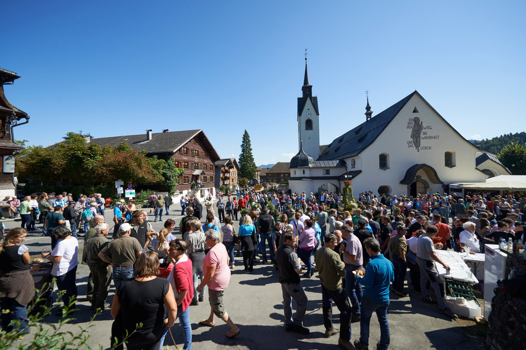 Alptag in Schwarzenberg | Schwarzenberg, Austria - September 08, 2015: Alptag in Schwarzenberg; Menschenmenge auf dem Dorfplatz. - Realisiert mit Pictrs.com