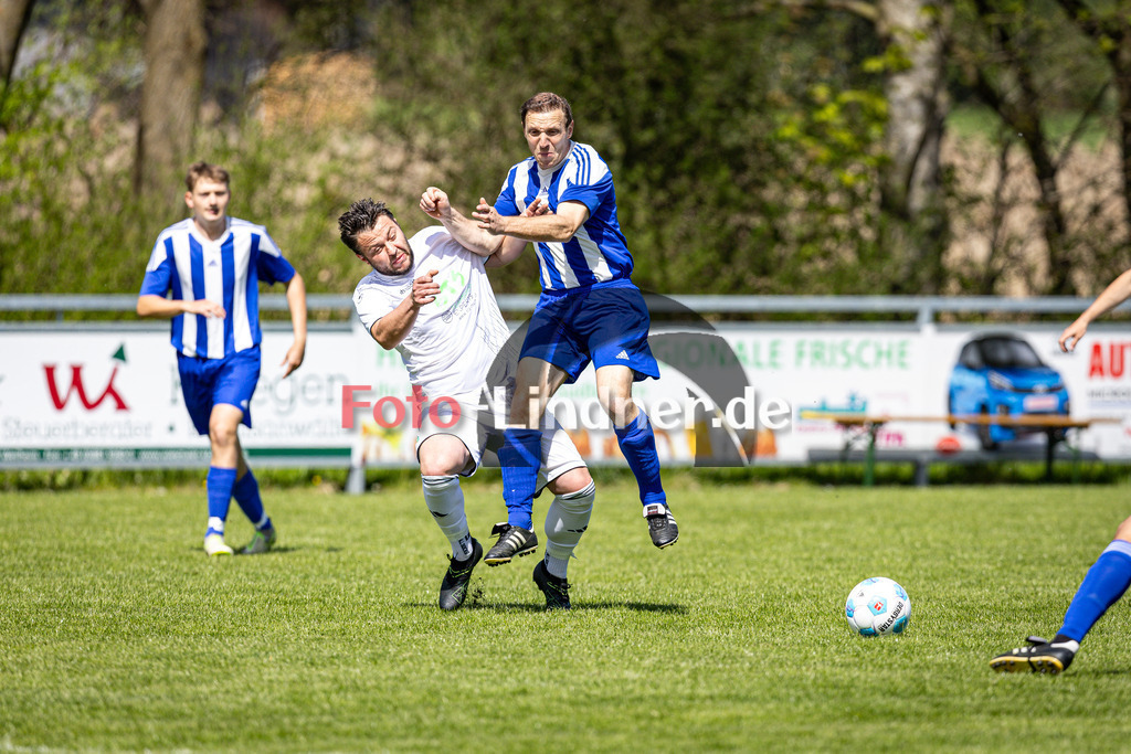 SG SV Eberfing/SV Söchering gegen FSV Höhenrain II | Fußball Herren A-Klasse Gruppe 5 Zugspitze 2025/26 21. Spieltag, SG SV Eberfing/SV Söchering gegen FSV Höhenrain II, 20260426,Zweikampf, Kollision,2026-04-26 in 82395 Obersöchering (Sportplatz Obersöchering, Platz 1, Sportanger), Thomas HAAS (SG SV Eberfing/SV Söchering 17), Matthias MOCK (FSV Höhenrain II 5)Copyright: WolfgangxLindner www.foto-lindner.de