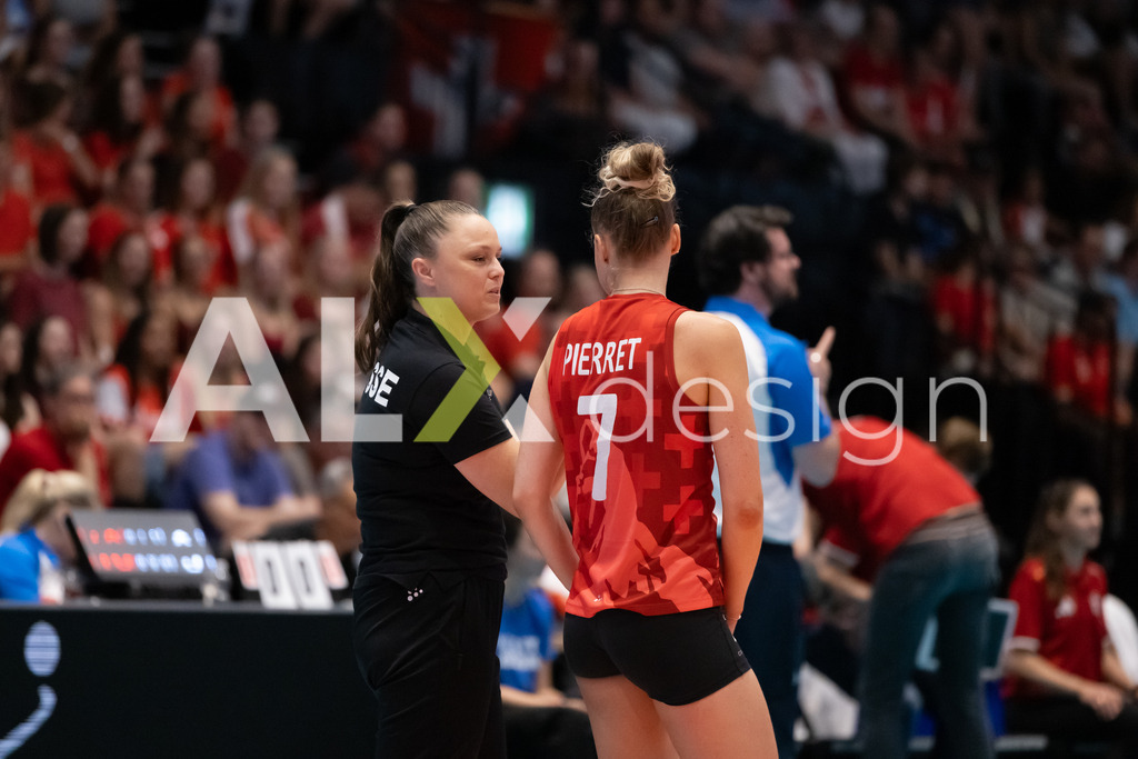 Austria v Switzerland - CEV European League Women | KRIENS, SWITZERLAND - JUNE 14: LAUREN BERTOLACCI Headcoach of Switzerland and MÉLINE PIERRET of Switzerland talking during the CEV European League match between Austria and Switzerland at Pilatus Arena on June 14, 2026 in Kriens, Switzerland. - Realisiert mit Pictrs.com