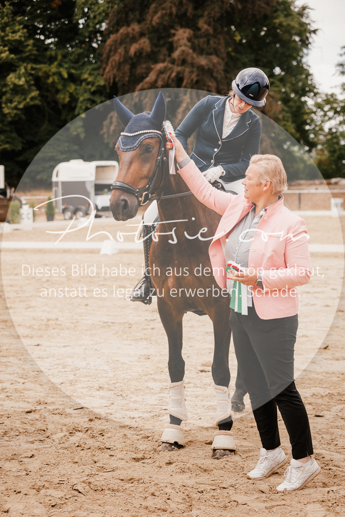 3I6A6398 | Stimmungsvolle Portraits und Reitsportfotografie im Ruhrgebiet und im Münsterland.

Pferdefotografie, Hundefotografie, Tierfotografie, Reportagen, Portraits von Tier und Mensch, Turnierfotografie in Bochum, Recklinghausen, Marl, Haltern am See, Dülmen.. - Realisiert mit Pictrs.com
