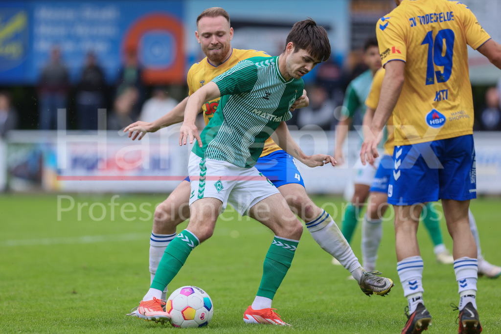 Fussball, Relegation Regionalliga Nord, SV Werder Bremen II - Holstein Kiel II | v.li.: Dustin Thiel (SV Todesfelde, 4) und Mika Eickhoff (SV Werder Bremen II, 25) im Zweikampf, Duell, Dynamik, Aktion, Action, Spielszene