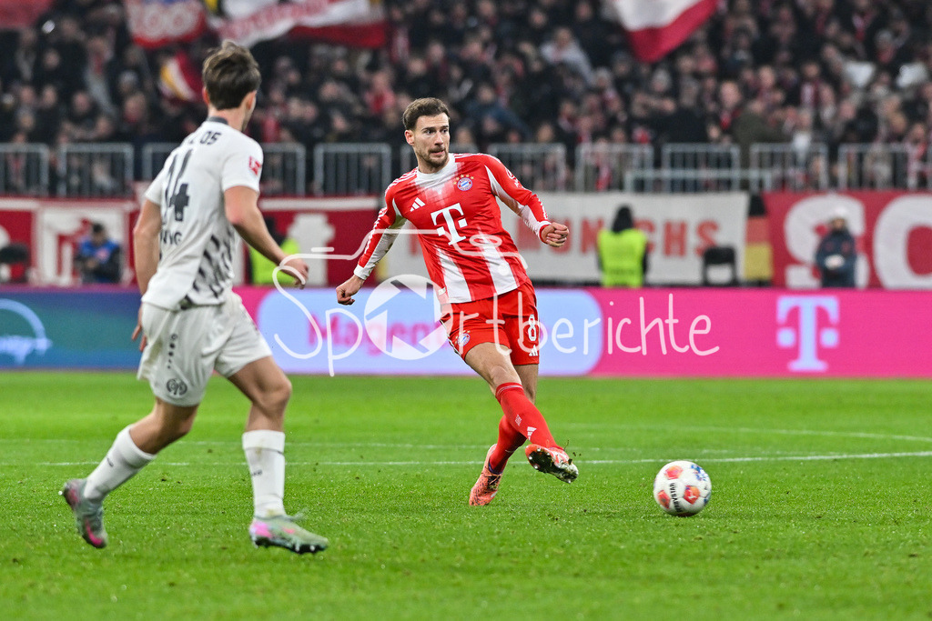 FC Bayern München - 1. FSV Mainz 05 | MUNICH, GERMANY - 14. DECEMBER: spielt einen Pass Leon GORETZKA (FC Bayern Munich 8) während dem Bundesligamatch zwischen dem FC Bayern München und dem 1. FSV Mainz 05 am 14. Spieltag in der Allianz Arena / DFL REGULATIONS PROHIBIT ANY USE OF PHOTOGRAPHS AS IMAGE SEQUENCES AND/OR QUASI-VIDEO