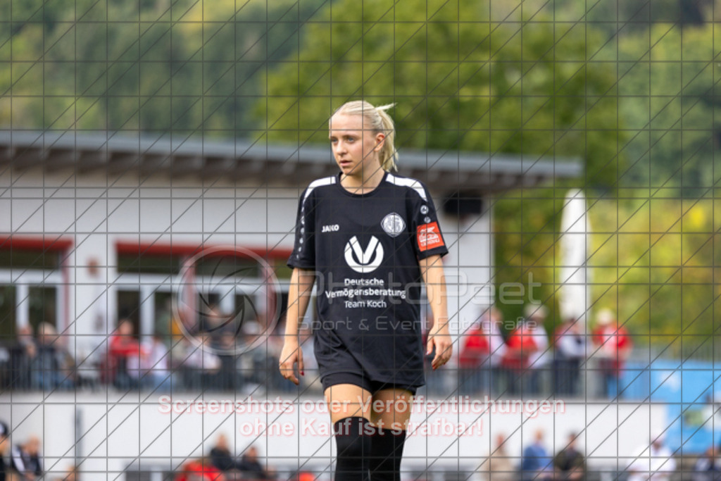20250928_142724_0512 | #,1.FC Donzdorf (schwarz) vs. TV Derendingen (rot), Fussball, Frauen-Verbandsliga Württemberg, 03. Spieltag, Saison 2025/2026, Rasenplatz Lautertal Stadion, Süßener Straße 16, 73072 Donzdorf, 28.09.2025 - 13:00 Uhr,Foto: PhotoPeet-Sportfotografie/Peter Harich